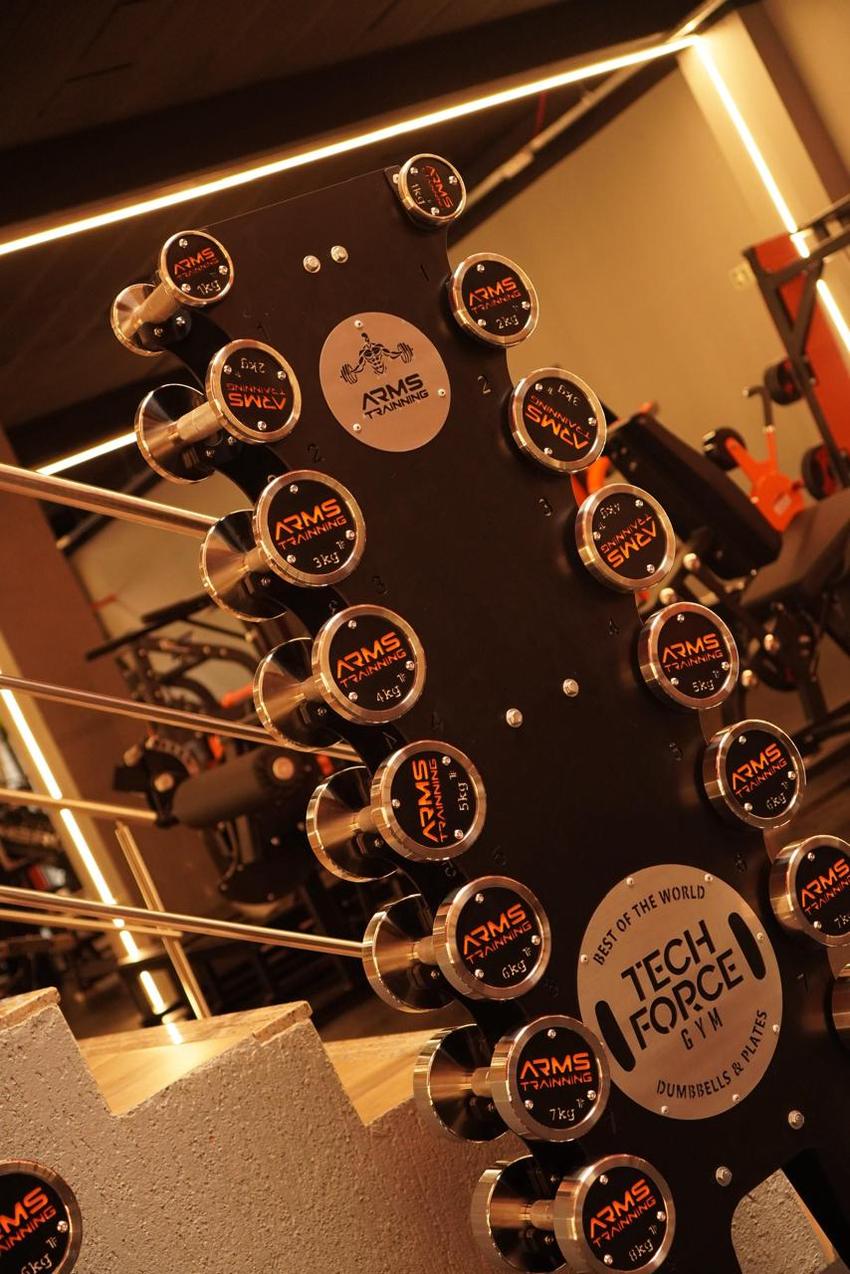 Torre de halteres cromados personalizados com a marca Arms Trainning, de 1 a 10 kg