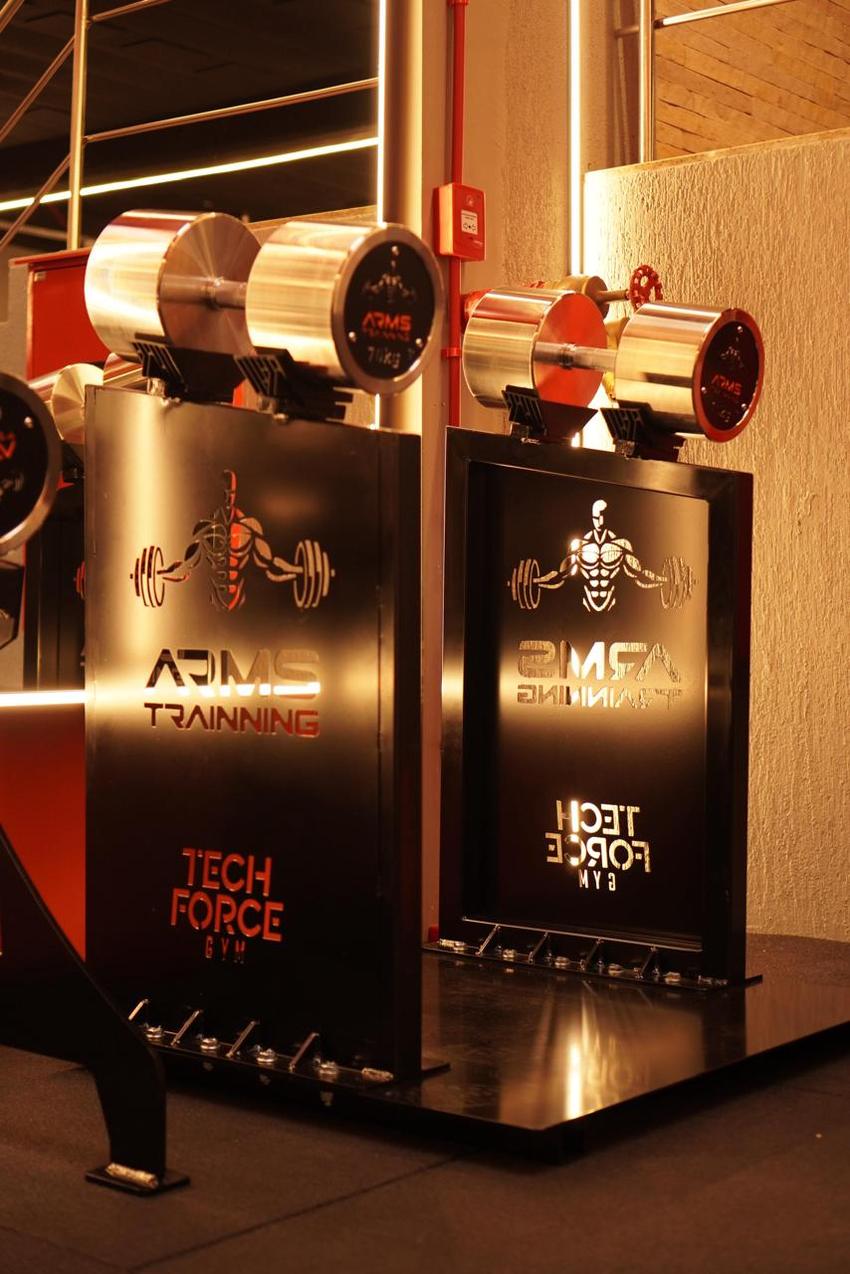 Suportes de barras fixas com o logotipo Arms Trainning e Tech Force vazados no aço preto