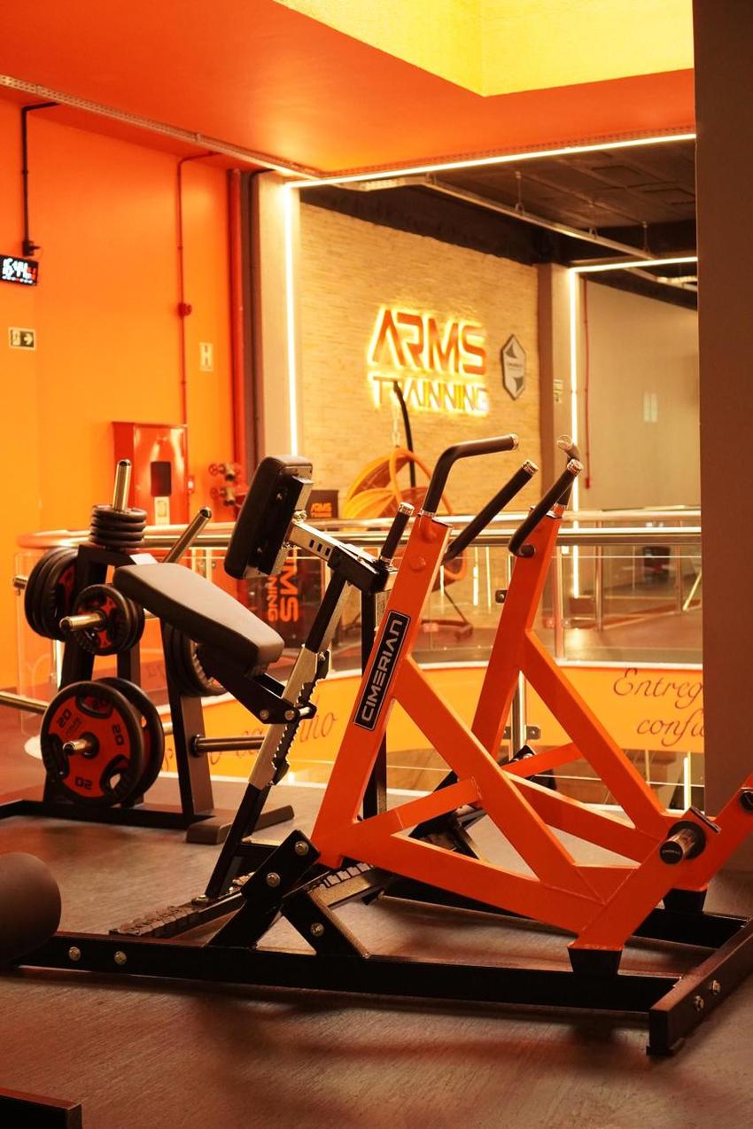Máquinas Cimerian em primeiro plano e o letreiro luminoso Arms Trainning ao fundo